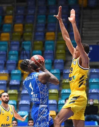 21 03 2021, xhbx, Basketball BBL Bundesliga, Frankfurt Skyliners Alba Berlin emspor, v l Matt Mobley Fraport Skyliners Frankfurt , Louis Olinde Alba Berlin DFL DFB REGULATIONS PROHIBIT ANY USE OF PHOTOGRAPHS as IMAGE SEQUENCES and or QUASI VIDEO Frankfurt am Main