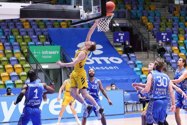 Fraport Skyliners Alba Berlin, easyCredit BBL Acrobatic basket by Malte Delow Alba Berlin, 6 Basketball match of the easyCredit BBL between the Fraport Skyliners and Alba Berlin on 21 March 2021 at the Fraport Arena in Frankfurt am Main , Frankfurt am Main Hesse Germany Fraport Arena