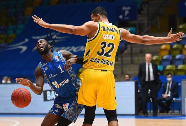 21 03 2021, xhbx, Basketball BBL Bundesliga, Frankfurt Skyliners Alba Berlin emspor, v l Matt Mobley Fraport Skyliners Frankfurt , Johannes Thiemann Alba Berlin DFL DFB REGULATIONS PROHIBIT ANY USE OF PHOTOGRAPHS as IMAGE SEQUENCES and or QUASI VIDEO Frankfurt am Main