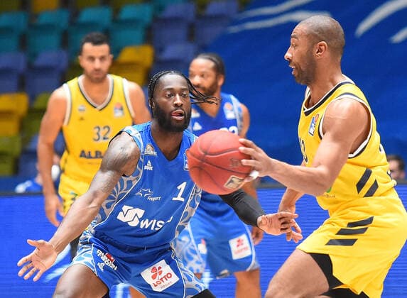 21 03 2021, xhbx, Basketball BBL Bundesliga, Frankfurt Skyliners Alba Berlin emspor, v l Matt Mobley Fraport Skyliners Frankfurt , Jayson Granger Alba Berlin DFL DFB REGULATIONS PROHIBIT ANY USE OF PHOTOGRAPHS as IMAGE SEQUENCES and or QUASI VIDEO Frankfurt am Main