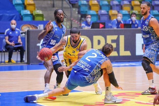 Fraport Skyliners Alba Berlin, easyCredit BBL Peyton Siva Alba Berlin, 3 trips over Michael Kessens Fraport Skyliners, 2 and goes down Left Matt Mobley Fraport Skyliners, 1 , right Rasheed Moore Fraport Skyliners, 20 Basketball match of the easyCredit BBL between Fraport Skyliners and Alba Berlin on 21 March 2021 at Fraport Arena in Frankfurt am Main , Frankfurt am Main Hesse Germany Fraport Arena