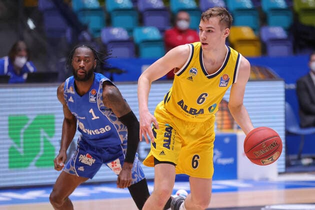Fraport Skyliners Alba Berlin, easyCredit BBL Malte Delow Alba Berlin, 6 in front of Matt Mobley Fraport Skyliners, 1 Basketball match of the easyCredit BBL between the Fraport Skyliners and Alba Berlin on 21 March 2021 at the Fraport Arena in Frankfurt am Main , Frankfurt am Main Hessen Germany Fraport Arena
