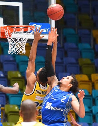 21 03 2021, xhbx, Basketball BBL Bundesliga, Frankfurt Skyliners Alba Berlin emspor, v l Johannes Thiemann Alba Berlin , Michael Kessens Fraport Skyliners Frankfurt DFL DFB REGULATIONS PROHIBIT ANY USE OF PHOTOGRAPHS as IMAGE SEQUENCES and or QUASI VIDEO Frankfurt am Main