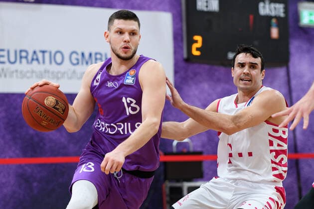 BG Göttingen Telekom Baskets Bonn 21 03 2021, Basketball Bundesliga easyCredit BBL, 2020 2021 season, main round, matchday 24, BG Göttingen Telekom Baskets Bonn Göttingens Rihards Lomazs l plays Bonns Anthony DiLeo Göttingen Lower Saxony Germany.