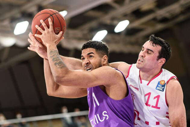BG Göttingen Telekom Baskets Bonn 21 03 2021, Basketball Bundesliga easyCredit BBL, 2020 2021 season, Hauptrunde, 24 Spieltag, BG Göttingen Telekom Baskets Bonn Göttingens Marvin Omuvwie l plays against Bonns Anthony DiLeo Göttingen Lower Saxony Germany.
