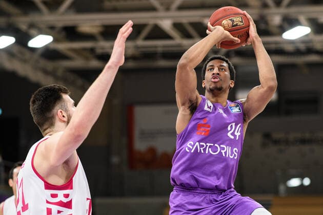 BG Göttingen Telekom Baskets Bonn 21 03 2021, Basketball Bundesliga easyCredit BBL, 2020 2021 season, Hauptrunde, 24 Spieltag, BG Göttingen Telekom Baskets Bonn Göttingens Aubrey Dawkins r plays Bonns Leon Kratzer Göttingen Lower Saxony Germany.