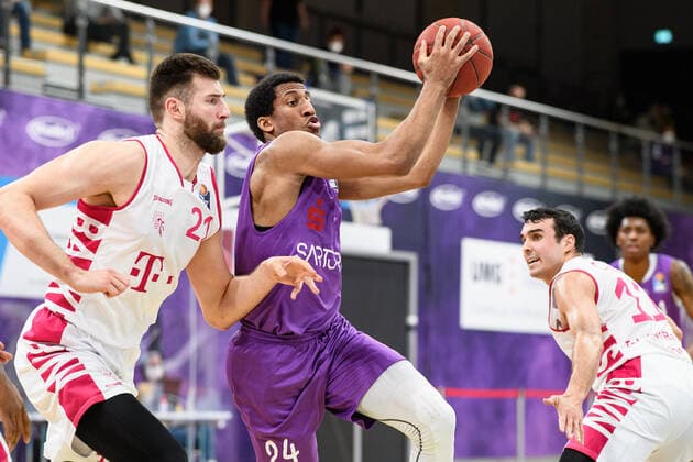BG Göttingen Telekom Baskets Bonn 21 03 2021, Basketball Bundesliga easyCredit BBL, 2020 2021 season, Hauptrunde, 24 Spieltag, BG Göttingen Telekom Baskets Bonn Göttingens Aubrey Dawkins r plays Bonns Leon Kratzer Göttingen Lower Saxony Germany.