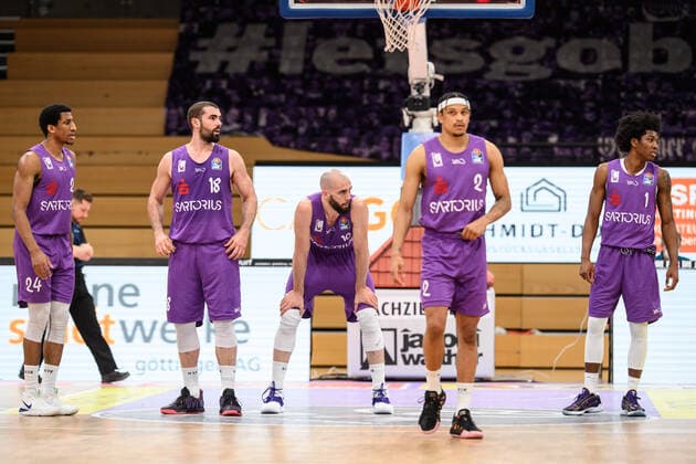 BG Göttingen Telekom Baskets Bonn 21 03 2021, Basketball Bundesliga easyCredit BBL, season 2020 2021, main round, 24 matchday, BG Göttingen Telekom Baskets Bonn Göttingens players stand on the field Göttingen Lower Saxony Germany