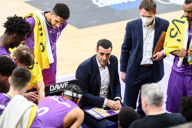 BG Göttingen Telekom Baskets Bonn 21 03 2021, Basketball Bundesliga easyCredit BBL, season 2020 2021, main round, 24 matchday, BG Göttingen Telekom Baskets Bonn Göttingen coach Roel Moors gives instructions Göttingen Lower Saxony Germany