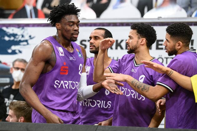 BG Göttingen Telekom Baskets Bonn 21 03 2021, Basketball Bundesliga easyCredit BBL, 2020 2021 season, Hauptrunde, 24 Spieltag, BG Göttingen Telekom Baskets Bonn Göttingens Tai Odiase high-fives his teammates Göttingen Lower Saxony Germany