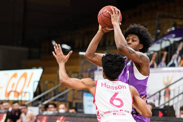 BG Göttingen Telekom Baskets Bonn 21 03 2021, Basketball Bundesliga easyCredit BBL, 2020 2021 season, Hauptrunde, 24 Spieltag, BG Göttingen Telekom Baskets Bonn Göttingens Deishuan Booker r plays Bonns Jalen Hudson Göttingen Lower Saxony Germany.