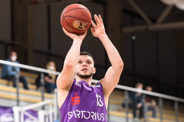 BG Göttingen Telekom Baskets Bonn 21 03 2021, Basketball Bundesliga easyCredit BBL, season 2020 2021, main round, 24 matchday, BG Göttingen Telekom Baskets Bonn Göttingens Rihards Lomazs throws at the basket Göttingen Lower Saxony Germany
