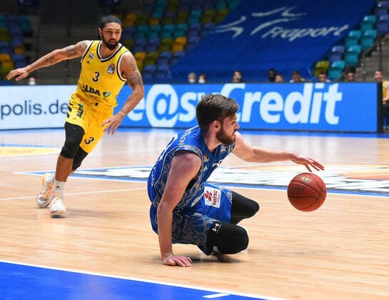 21 03 2021, xhbx, Basketball BBL Bundesliga, Frankfurt Skyliners Alba Berlin emspor, v l Peyton Siva Alba Berlin Jon Axel Gudmundsson Fraport Skyliners Frankfurt DFL DFB REGULATIONS PROHIBIT ANY USE OF PHOTOGRAPHS as IMAGE SEQUENCES and or QUASI VIDEO Frankfurt am Main