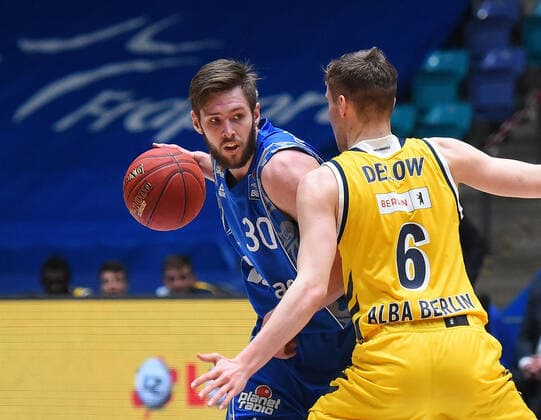 21 03 2021, xhbx, Basketball BBL Bundesliga, Frankfurt Skyliners Alba Berlin emspor, v l Jon Axel Gudmundsson Fraport Skyliners Frankfurt , Malte Delow Alba Berlin DFL DFB REGULATIONS PROHIBIT ANY USE OF PHOTOGRAPHS as IMAGE SEQUENCES and or QUASI VIDEO Frankfurt am Main