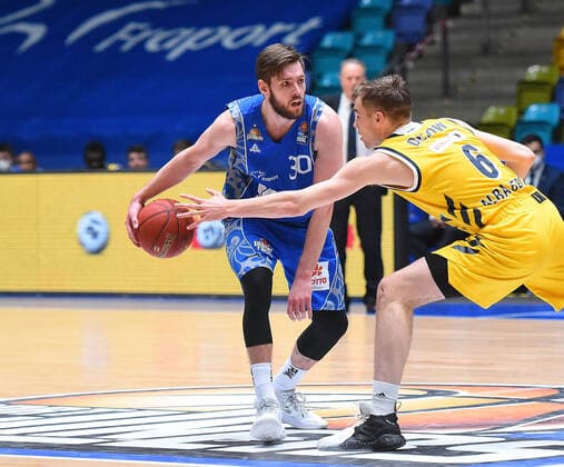21 03 2021, xhbx, Basketball BBL Bundesliga, Frankfurt Skyliners Alba Berlin emspor, v l Jon Axel Gudmundsson Fraport Skyliners Frankfurt , Malte Delow Alba Berlin DFL DFB REGULATIONS PROHIBIT ANY USE OF PHOTOGRAPHS as IMAGE SEQUENCES and or QUASI VIDEO Frankfurt am Main