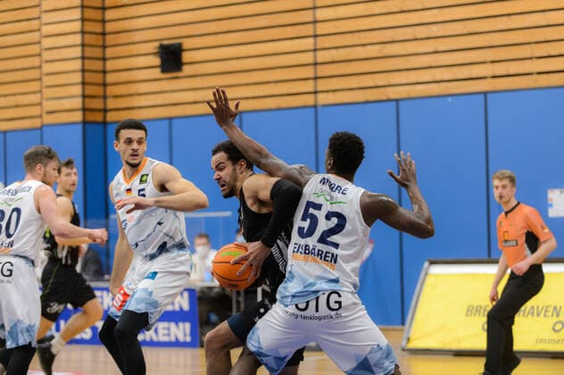 Akim-Jamal JONAH (34 Ehingen Urspring), Armani MOORE (52 Eisbaeren Bremerhaven) ; Eisbären Bremerhaven vs Team Ehingen Urspring, Basketball, 2. Bundesliga ProA, 21.03.2021, 27. Spieltag, Saison 2020 2021, Bremerhaven, Trainingscenter Amerikaring ; Copyright: xErikxHillmer EIBNERx EP_ehr Eisbären Bremerhaven vs Team Ehingen Urspring, Basketball, 2. Bundesliga ProA, 21.03.2021, 27. Spieltag, Saison 2020 2021 Bremerhaven Copyright: xErikxHillmer EIBNERx EP_ehr
