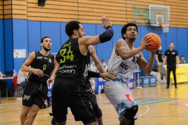Akim-Jamal JONAH (34 Ehingen Urspring), Marvin HECKEL (47 Eisbaeren Bremerhaven) ; Eisbären Bremerhaven vs Team Ehingen Urspring, Basketball, 2. Bundesliga ProA, 21.03.2021, 27. Spieltag, Saison 2020 2021, Bremerhaven, Trainingscenter Amerikaring ; Copyright: xErikxHillmer EIBNERx EP_ehr Eisbären Bremerhaven vs Team Ehingen Urspring, Basketball, 2. Bundesliga ProA, 21.03.2021, 27. Spieltag, Saison 2020 2021 Bremerhaven Copyright: xErikxHillmer EIBNERx EP_ehr