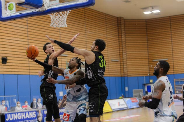 Christian OSHITA (5 Ehingen Urspring), Akim-Jamal JONAH (34 Ehingen Urspring) können Trey DAVIS (57 Eisbaeren Bremerhaven) nicht blocken ; Eisbären Bremerhaven vs Team Ehingen Urspring, Basketball, 2. Bundesliga ProA, 21.03.2021, 27. Spieltag, Saison 2020 2021, Bremerhaven, Trainingscenter Amerikaring ; Copyright: xErikxHillmer EIBNERx EP_ehr Eisbären Bremerhaven vs Team Ehingen Urspring, Basketball, 2. Bundesliga ProA, 21.03.2021, 27. Spieltag, Saison 2020 2021 Bremerhaven Copyright: xErikxHillmer EIBNERx EP_ehr