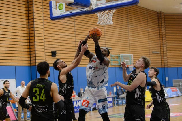 Christian OSHITA (5 Ehingen Urspring), Will DANIELS (6 Eisbaeren Bremerhaven) ; Eisbären Bremerhaven vs Team Ehingen Urspring, Basketball, 2. Bundesliga ProA, 21.03.2021, 27. Spieltag, Saison 2020 2021, Bremerhaven, Trainingscenter Amerikaring ; Copyright: xErikxHillmer EIBNERx EP_ehr Eisbären Bremerhaven vs Team Ehingen Urspring, Basketball, 2. Bundesliga ProA, 21.03.2021, 27. Spieltag, Saison 2020 2021 Bremerhaven Copyright: xErikxHillmer EIBNERx EP_ehr