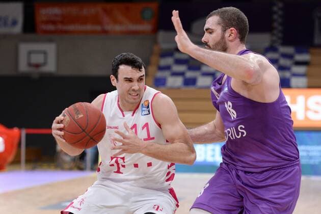 Anthony DiLeo (Baskets Bonn) (am Ball) und Harper Kamp (BG Goettingen) , Basketball, Bundesliga, BBL, BG Goettingen - Telekom Baskets Bonn, 21.03.2021, BG Goettingen - Telekom Baskets Bonn , Basketball, Bundesliga, GER, BBL, 21.03.2021 Goettingen Copyright: xEibner-Pressefotox-xRolandxSippelx