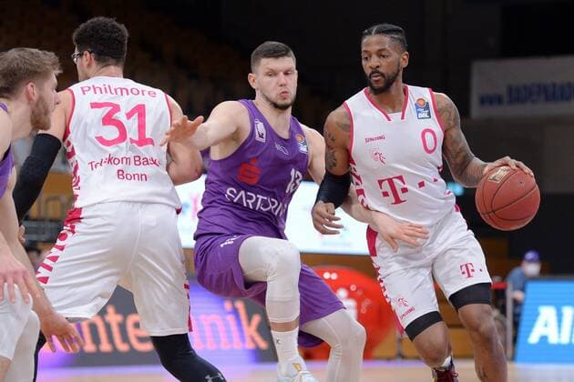 Alex Hamilton (Baskets Bonn) (am Ball) und Rihards Lomazs (BG Goettingen), Isaiah Philmore (NR 31) , Basketball, Bundesliga, BBL, BG Goettingen - Telekom Baskets Bonn, 21.03.2021, BG Goettingen - Telekom Baskets Bonn , Basketball, Bundesliga, GER, BBL, 21.03.2021 Goettingen Copyright: xEibner-Pressefotox-xRolandxSippelx