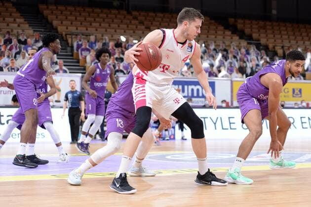 Strahinja Micovic (Baskets Bonn) (am Ball), Rihards Lomazs (BG Goettingen) (verdeckt), Marvin Omuvwie (BG Goettingen) (R) , Basketball, Bundesliga, BBL, BG Goettingen - Telekom Baskets Bonn, 21.03.2021, BG Goettingen - Telekom Baskets Bonn , Basketball, Bundesliga, GER, BBL, 21.03.2021 Goettingen Copyright: xEibner-Pressefotox-xRolandxSippelx