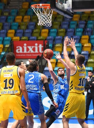 21 03 2021, xhbx, Basketball BBL Bundesliga, Frankfurt Skyliners Alba Berlin emspor, v l Jon Axel Gudmundsson Fraport Skyliners Frankfurt , Tim Schneider Alba Berlin DFL DFB REGULATIONS PROHIBIT ANY USE OF PHOTOGRAPHS as IMAGE SEQUENCES and or QUASI VIDEO Frankfurt am Main
