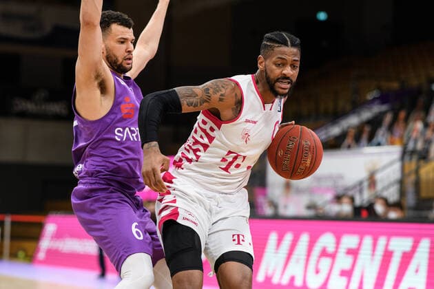 BG Göttingen Telekom Baskets Bonn 21 03 2021, Basketball Bundesliga easyCredit BBL, 2020 2021 season, main round, matchday 24, BG Göttingen Telekom Baskets Bonns Alex Hamilton r plays Göttingens Luke Nelson Göttingen Lower Saxony Germany.