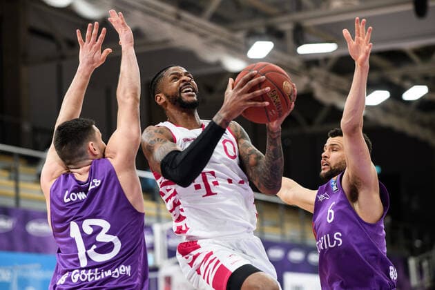 BG Göttingen Telekom Baskets Bonn 21 03 2021, Basketball Bundesliga easyCredit BBL, 2020 2021 season, Hauptrunde, 24 Spieltag, BG Göttingen Telekom Baskets Bonns Alex Hamilton M plays against Göttingens Rihards Lomazs l and Göttingens Luke Nelson Göttingen Lower Saxony Germany.