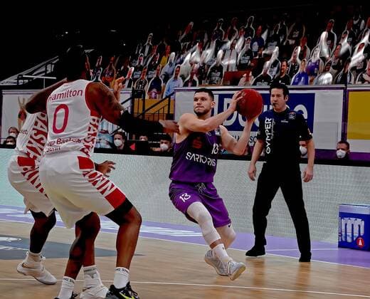 GSD zje123 season 2020 21 Easy credit Basketball Bundesliga BG Göttingen Telekom Baskets Bonn Göttingens Deishuan Booker on the ball against Bonns Alex Hamilton.