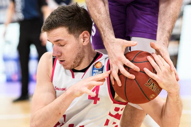 BG Göttingen Telekom Baskets Bonn 21 03 2021, Basketball Bundesliga easyCredit BBL, 2020 2021 season, main round, matchday 24, BG Göttingen Telekom Baskets Bonns Strahinja Micovic fights for the ball Göttingen Lower Saxony Germany