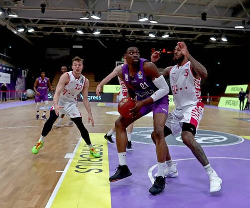 GSD zje123 season 2020 21 Easy credit Basketball Bundesliga BG Göttingen Telekom Baskets Bonn Göttingens Tai Odiase on the ball against Bonns James Thompson IV.