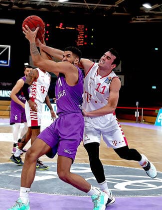 GSD zje123 season 2020 21 Easy credit Basketball Bundesliga BG Göttingen Telekom Baskets Bonn Göttingens Marvin Omuvwie on the ball against Bonns Anthony Dileo.