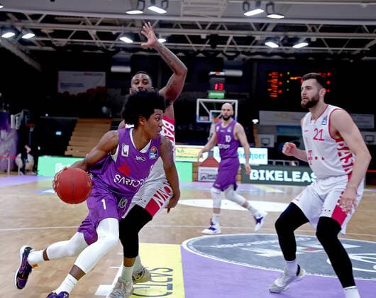GSD zje123 season 2020 21 Easy credit Basketball Bundesliga BG Göttingen Telekom Baskets Bonn Göttingens Deishuan Booker on the ball against Bonns Xavier Pollard.