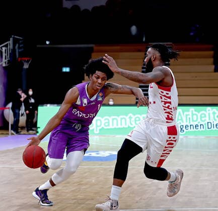 GSD zje123 season 2020 21 Easy credit Basketball Bundesliga BG Göttingen Telekom Baskets Bonn Göttingens Deishuan Booker on the ball against Bonns Xavier Pollard.