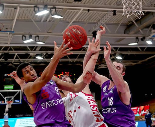 GSD zje123 Season 2020 21 Easy credit Basketball Bundesliga BG Göttingen Telekom Baskets Bonn Göttingens Aubrey Dawkins on the ball against Bonns Leon Kratzer Right Göttingens Harper Kamp.