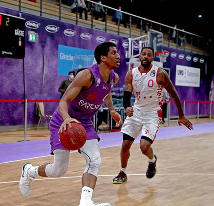 GSD zje123 Season 2020 21 Easy credit Basketball Bundesliga BG Göttingen Telekom Baskets Bonn Göttingens Aubrey Dawkins on the ball against Bonns Alex Hamilton.