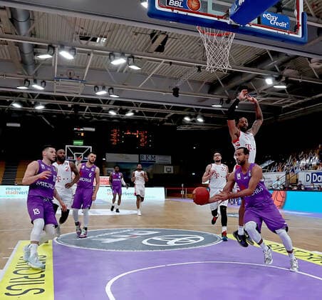 GSD zje123 Season 2020 21 Easy credit Basketball Bundesliga BG Göttingen Telekom Baskets Bonn Göttingens Akeem Vargas on the ball against Bonns Alex Hamilton.