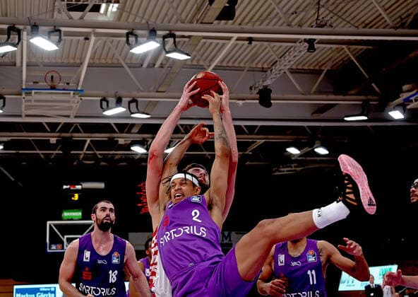 GSD zje123 Season 2020 21 Easy credit Basketball Bundesliga BG Göttingen Telekom Baskets Bonn Göttingens Nelson Weidemann on the ball against Bonns Leon Kratzer.