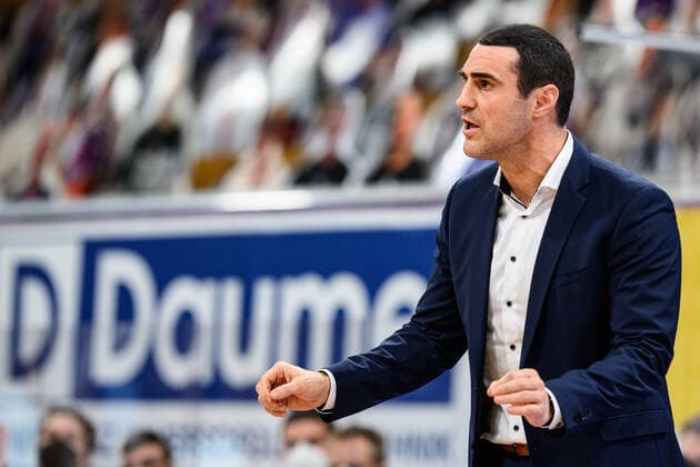 BG Göttingen Telekom Baskets Bonn 21 03 2021, Basketball Bundesliga easyCredit BBL, season 2020 2021, main round, 24 matchday, BG Göttingen Telekom Baskets Bonn Göttingen coach Roel Moors gestures Göttingen Lower Saxony Germany