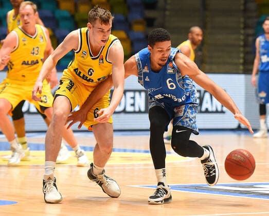 21 03 2021, xhbx, Basketball BBL Bundesliga, Frankfurt Skyliners Alba Berlin emspor, v l Malte Delow Alba Berlin , Len Adam Schoormann Fraport Skyliners Frankfurt DFL DFB REGULATIONS PROHIBIT ANY USE OF PHOTOGRAPHS as IMAGE SEQUENCES and or QUASI VIDEO Frankfurt am Main