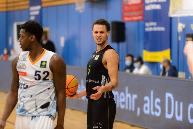 Christian OSHITA 5 Ehingen Urspring reacts to a referees decision Eisbären Bremerhaven vs Team Ehingen Urspring, Basketball, 2 Bundesliga ProA, 21 03 2021, 27 Spieltag, Saison 2020 2021, Bremerhaven, Trainingscenter Amerikaring Copyright xErikxHillmer EIBNERx EP ehr Eisbären Bremerhaven vs Team Ehingen Urspring, Basketball, 2 Bundesliga ProA, 21 03 2021, 27 Spieltag, Saison 2020 2021 Bremerhaven Copyright: xErikxHillmer EIBNERx EP_ehr