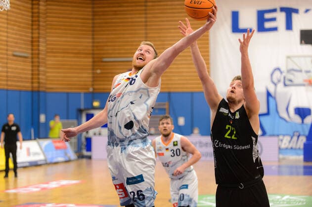 Maximilian UGRAI 26 Eisbaeren Bremerhaven steals Kevin STRANGMEYER 22 Ehingen Urspring rebound Eisbären Bremerhaven vs Team Ehingen Urspring, Basketball, 2 Bundesliga ProA, 21 03 2021, 27 Spieltag, Saison 2020 2021, Bremerhaven, Training Center Amerikaring Copyright xErikxHillmer EIBNERx EP ehr Eisbären Bremerhaven vs Team Ehingen Urspring, Basketball, 2 Bundesliga ProA, 21 03 2021, 27 Spieltag, Saison 2020 2021 Bremerhaven. Copyright: xErikxHillmer EIBNERx EP_ehr