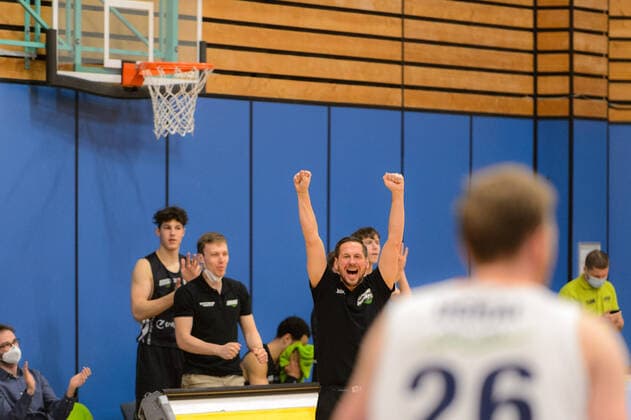 Dominik REINBOTH Trainer Head coach Ehingen Urspring and the bench of Ehingen cheer a basket Eisbären Bremerhaven vs Team Ehingen Urspring, Basketball, 2 Bundesliga ProA, 21 03 2021, 27 Spieltag, Season 2020 2021, Bremerhaven, Training Center Amerikaring Copyright xErikxHillmer EIBNERx EP ehr Eisbären Bremerhaven vs Team Ehingen Urspring, Basketball, 2 Bundesliga ProA, 21 03 2021, 27 Spieltag, Season 2020 2021 Bremerhaven. Copyright: xErikxHillmer EIBNERx EP_ehr