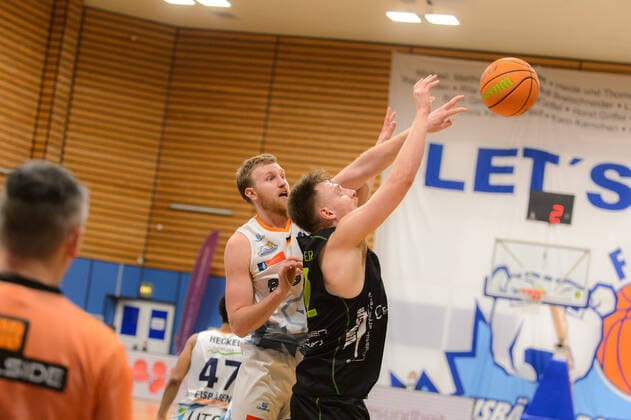 Maximilian UGRAI 26 Eisbaeren Bremerhaven , Kevin STRANGMEYER 22 Ehingen Urspring Eisbären Bremerhaven vs Team Ehingen Urspring, Basketball, 2 Bundesliga ProA, 21 03 2021, 27 Spieltag, Saison 2020 2021, Bremerhaven, Training Center Amerikaring Copyright xErikxHillmer EIBNERx EP ehr Eisbären Bremerhaven vs Team Ehingen Urspring, Basketball, 2 Bundesliga ProA, 21 03 2021, 27 Spieltag, Saison 2020 2021 Bremerhaven Copyright: xErikxHillmer EIBNERx EP_ehr