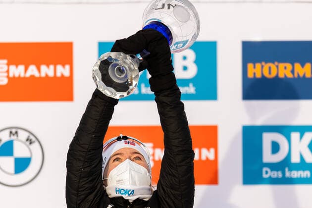 210321 Overall World Cup winner Tiril Eckhoff of Norway celebrates with the trophy after the Women s 12.5 km Mass Start during the IBU Biathlon World Cup on March 21, 2021 in Östersund Photo Joel Marklund BILDBYRAN code JM JM0088 bbeng biathlon biathlon biathlon world cup ibu world cup masstart dam norway norway cheers,  Copyright: JOELxMARKLUND BB210321JM080