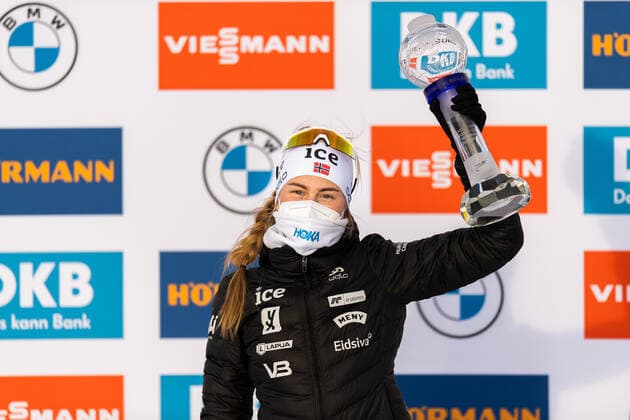 210321 Overall Mass Start World Cup winner Ingrid Landmark Tandrevold of Norway celebrates with the trophy after the Women s 12.5 km Mass Start during the IBU Biathlon World Cup on March 21, 2021 in Östersund Photo Joel Marklund BILDBYRAN code JM JM0088 bbeng biathlon biathlon biathlon world cup ibu world cup masstart ladies norway norway cheers,  Copyright: JOELxMARKLUND BB210321JM084