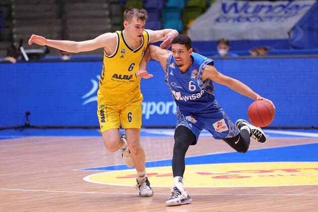 Fraport Skyliners Alba Berlin, easyCredit BBL Malte Delow Alba Berlin, 6 against Len Adam Schoormann Fraport Skyliners, 6 Basketball match of the easyCredit BBL between the Fraport Skyliners and Alba Berlin on 21 March 2021 at the Fraport Arena in Frankfurt am Main , Frankfurt am Main Hesse Germany Fraport Arena