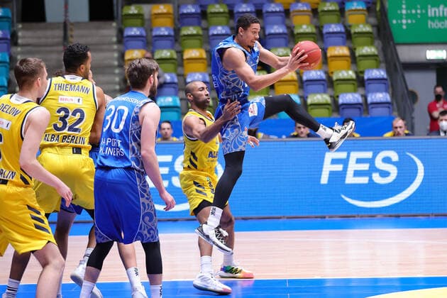Fraport Skyliners Alba Berlin, easyCredit BBL Rebound by Len Adam Schoormann Fraport Skyliners, 6 vs Peyton Siva Alba Berlin, 3 Basketball match of the easyCredit BBL between Fraport Skyliners and Alba Berlin on 21 March 2021 at Fraport Arena in Frankfurt am Main , Frankfurt am Main Hesse Germany Fraport Arena