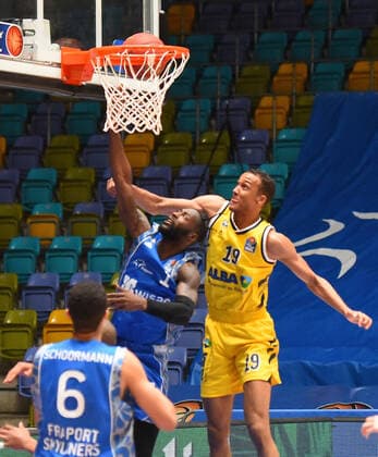 21 03 2021, xhbx, Basketball BBL Bundesliga, Frankfurt Skyliners Alba Berlin emspor, v l Matt Mobley Fraport Skyliners Frankfurt , Louis Olinde Alba Berlin DFL DFB REGULATIONS PROHIBIT ANY USE OF PHOTOGRAPHS as IMAGE SEQUENCES and or QUASI VIDEO Frankfurt am Main